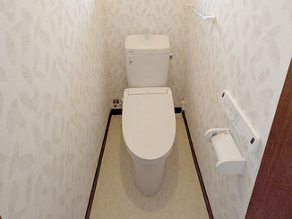 トイレリフォーム 壁と床も一新した、清潔感あふれる明るいレストルーム